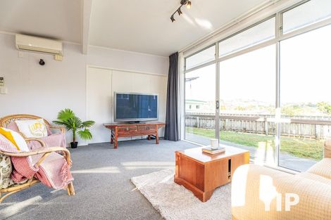 Photo of property in 24u1 Horokiwi Road West, Newlands, Wellington, 6037