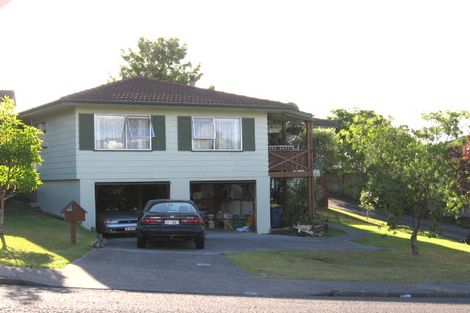 Photo of property in 28 Meadowood Drive, Unsworth Heights, Auckland, 0632