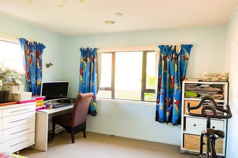 Photo of property in 60 Erlestoke Crescent, Churton Park, Wellington, 6037