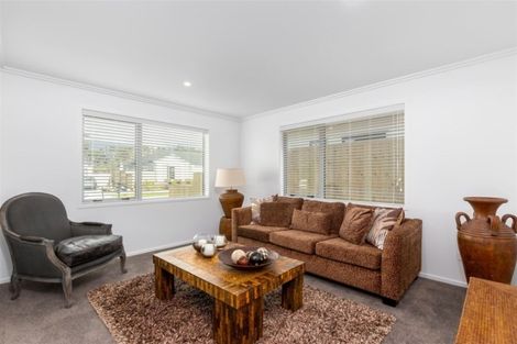 Photo of property in 19 Papa Orchard Drive, Kumeu, 0810