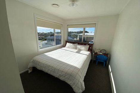 Photo of property in 32 Kenmore Street, Newlands, Wellington, 6037