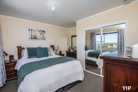 Photo of property in 9a Pimlico Place, Newlands, Wellington, 6037