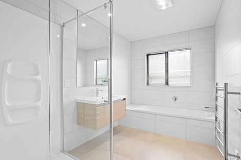 Photo of property in 17 Parkmore Drive, Rosehill, Papakura, 2113