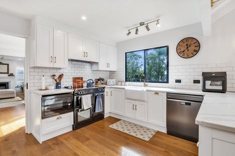 Photo of property in 3 San Ambrosio Rise, Henderson, Auckland, 0612