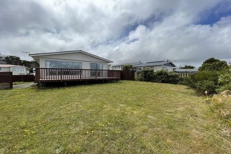 Photo of property in 30 Somes Crescent, Newlands, Wellington, 6037