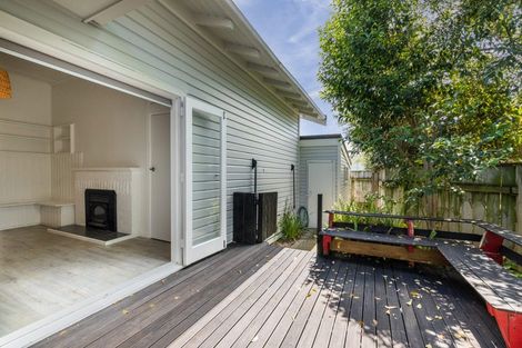 Photo of property in 16 Hammond Road, Taradale, Napier, 4112