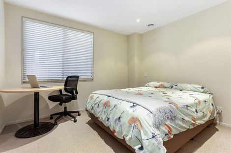 Photo of property in 2a/7 Frieston Road, Milford, Auckland, 0620