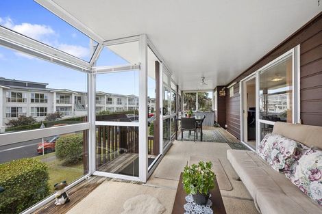 Photo of property in 96 Unsworth Drive, Unsworth Heights, Auckland, 0632