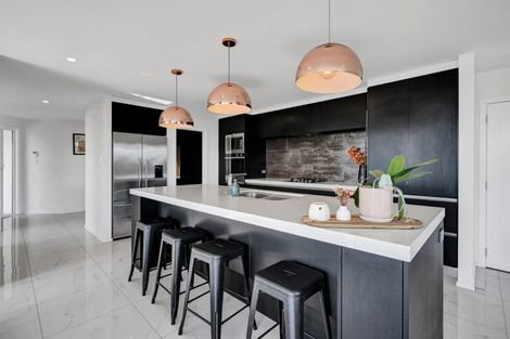 Photo of property in 4 Vardon Way, Waiwhakaiho, New Plymouth, 4312