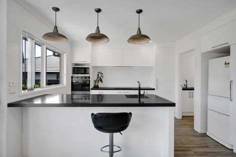 Photo of property in 12 Oakmont Crescent, Waiwhakaiho, New Plymouth, 4312