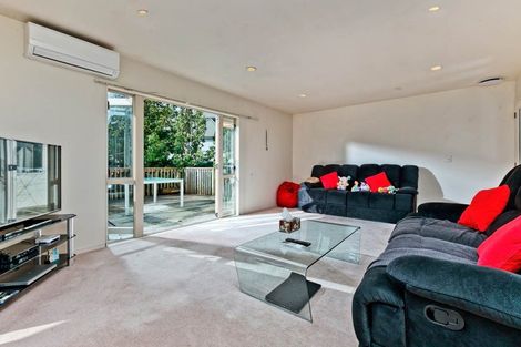 Photo of property in 8 Mandeville Place, Unsworth Heights, Auckland, 0632