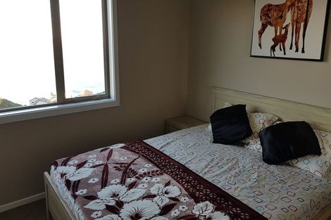 Photo of property in 6b Sunhaven Drive, Newlands, Wellington, 6037