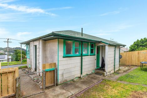 Photo of property in 15 Northumberland Street, Cannons Creek, Porirua, 5024