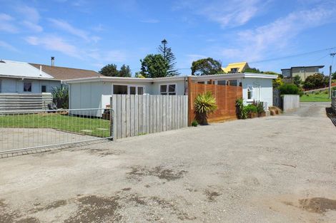 Photo of property in 14 Carthew Terrace, Foxton Beach, Foxton, 4815