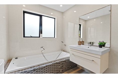 Photo of property in 21 Mariners View Road, Beach Haven, Auckland, 0626