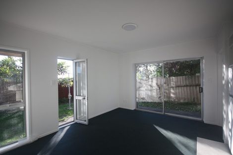Photo of property in 3/104 East Coast Road, Forrest Hill, Auckland, 0620