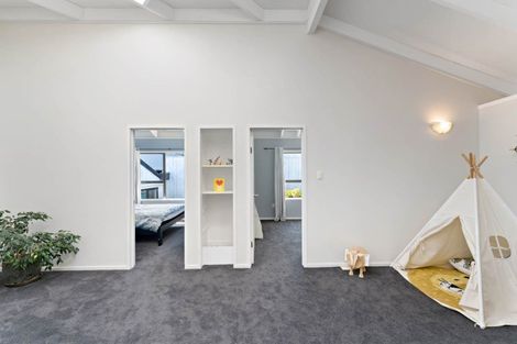 Photo of property in 4 Raphael Place, West Harbour, Auckland, 0618