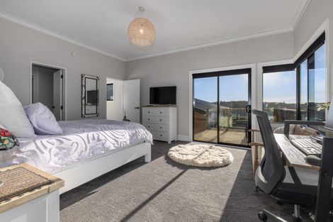 Photo of property in 10 Kinloch Place, Papakowhai, Porirua, 5024