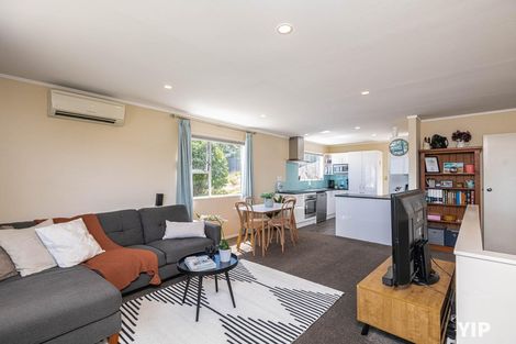 Photo of property in 9a Pimlico Place, Newlands, Wellington, 6037
