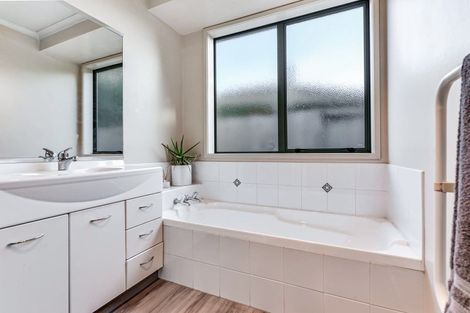 Photo of property in 19 Nobleman Place, Hamilton East, Hamilton, 3216