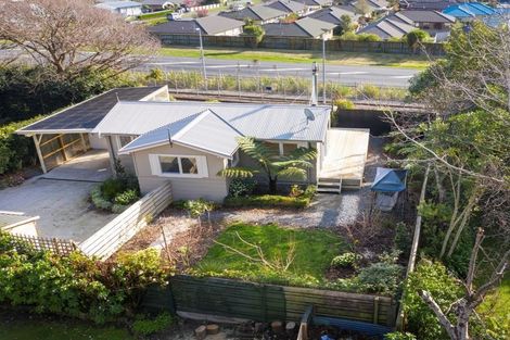 Photo of property in 6 Matenga Street, Waikanae, 5036