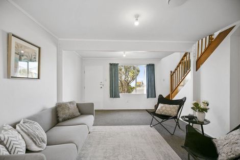 Photo of property in 5a Sunhaven Drive, Newlands, Wellington, 6037