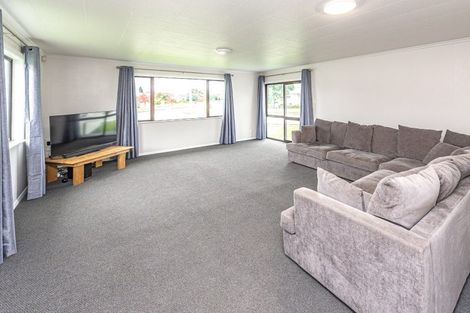 Photo of property in 24 Selwyn Crescent, College Estate, Whanganui, 4500