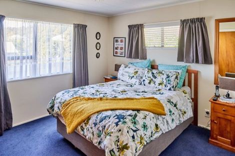 Photo of property in 75 Omapere Street, Whitby, Porirua, 5024