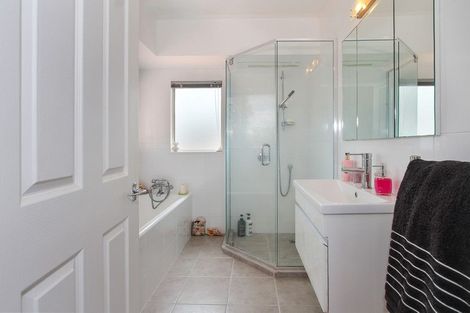 Photo of property in 2/111 Beach Road, Castor Bay, Auckland, 0620