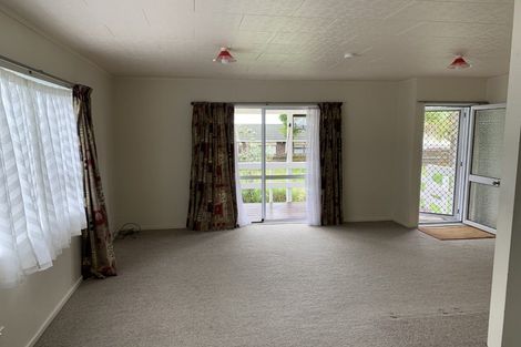 Photo of property in 2/82 Roberts Road, Te Atatu South, Auckland, 0610