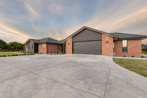 Photo of property in 37 Mike Smith Drive, Cambridge, 3434