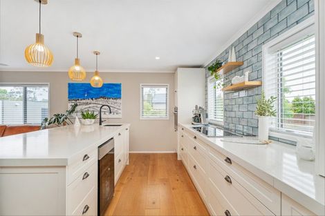 Photo of property in 10 Austin Drive, Whitianga, 3510