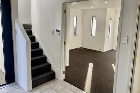 Photo of property in 2/90 Pupuke Road, Hillcrest, Auckland, 0627