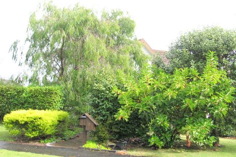 Photo of property in 1 Photinia Place, Botany Downs, Auckland, 2010