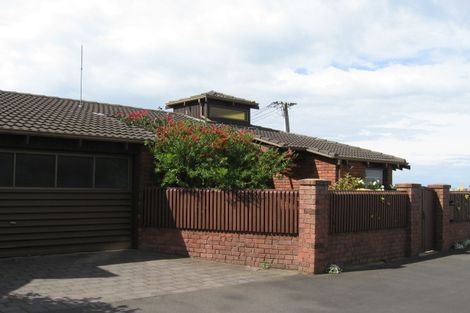 Photo of property in 2/28 Manly Esplanade, Browns Bay, Auckland, 0630
