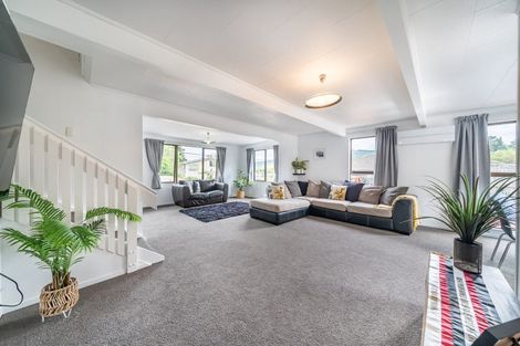 Photo of property in 1 Garth Lane, Maoribank, Upper Hutt, 5018