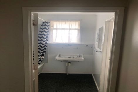 Photo of property in 6 Taipari Road, Te Atatu Peninsula, Auckland, 0610