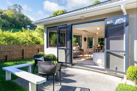 Photo of property in 7b Lyndfield Lane, Newlands, Wellington, 6037