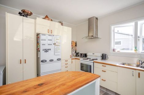 Photo of property in 28 Fox Street, Woodville, 4920