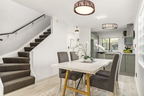 Photo of property in 27 Verdale Circle, Glen Eden, Auckland, 0602