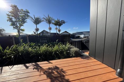 Photo of property in 27 Dawnhaven Drive, Te Atatu Peninsula, Auckland, 0610