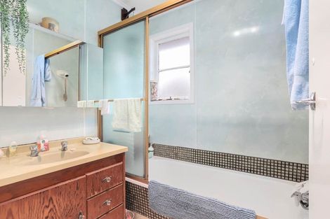 Photo of property in 37 Flanshaw Road, Te Atatu South, Auckland, 0610