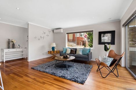 Photo of property in 19 Sovereign Place, Glenfield, Auckland, 0629