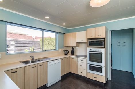 Photo of property in 3 Rewarewa Crescent, Waikanae, 5036