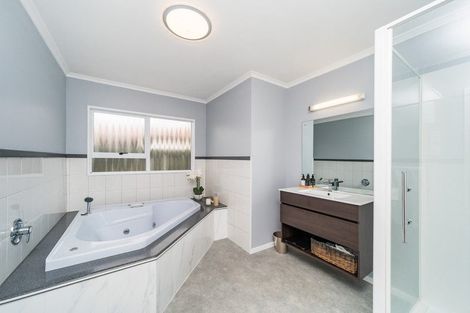 Photo of property in 98 John F Kennedy Drive, Milson, Palmerston North, 4414