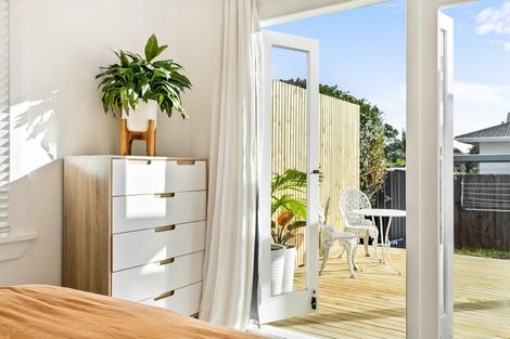 Photo of property in 28 Rewarewa Road, Te Atatu Peninsula, Auckland, 0610