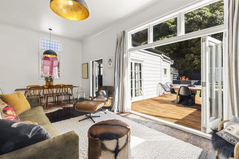 Photo of property in 36 Derwent Street, Island Bay, Wellington, 6023