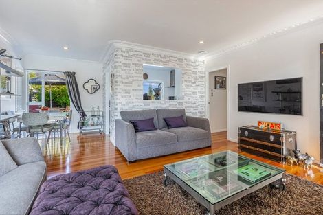 Photo of property in 2/29 Sunnyfield Crescent, Glenfield, Auckland, 0629