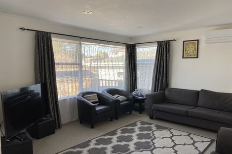 Photo of property in 2/24 Hatherlow Street, Glenfield, Auckland, 0629