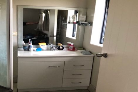 Photo of property in 1 Rixon Place, Te Atatu Peninsula, Auckland, 0610